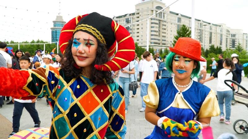 В Астане прошел парад клоунов с участием артистов из разных стран