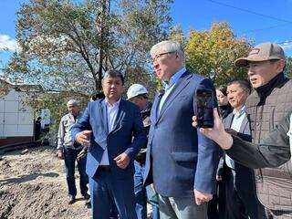 Аким области ознакомился с ходом ремонтных работ на пересечении улиц Улытауской и Калмагамбетова города Сатпаев