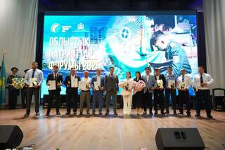 ДЕНЬ ГОСУДАРСТВЕННЫХ СИМВОЛОВ: В ТУРКЕСТАНЕ ОТДАЛИ ДАНЬ УВАЖЕНИЯ ПАТРИОТИЧНЫМ ГРАЖДАНАМ