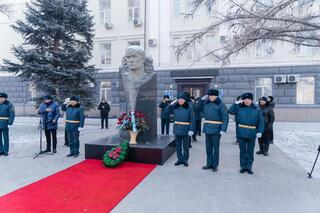 В Семее возложили цветы к памятнику Кайрата Рыскулбекова