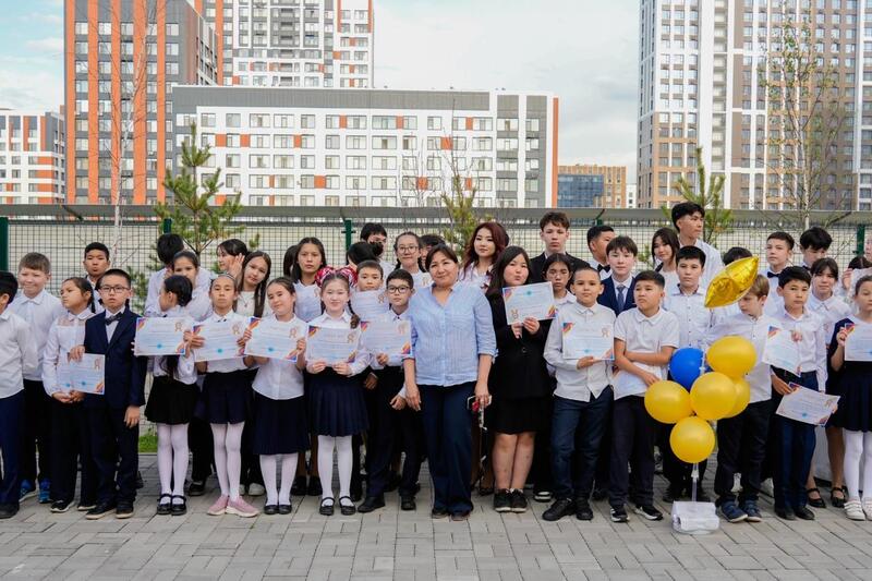 В столичной «Комфортной школе» провели первый выпускной