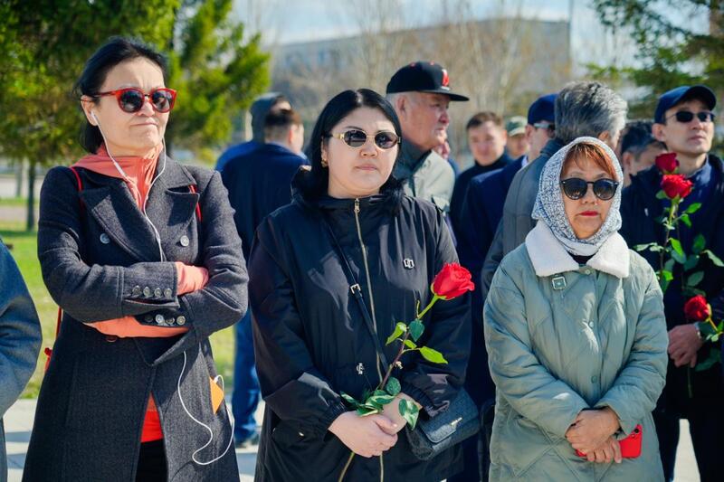День работников науки: в Астане прошла церемония возложения цветов к памятнику Канышу Сатпаеву