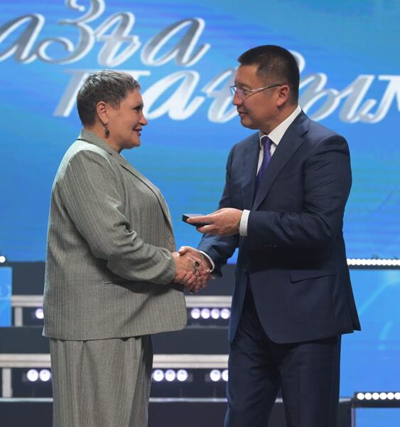 Аким Павлодарской области поздравил учителей с профессиональным праздником