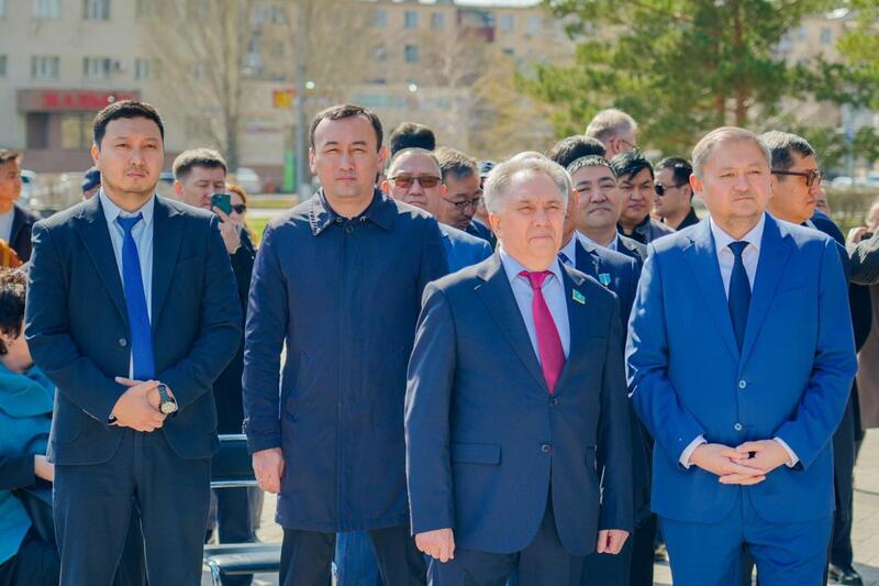 День работников науки: в Астане прошла церемония возложения цветов к памятнику Канышу Сатпаеву