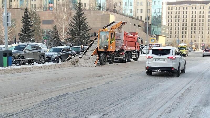 Около двух тысяч единиц спецтехники заняты в уборке снега в Астане