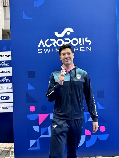 Астанинский пловец Адильбек Мусин завоевал золотую медаль на международном турнире в Афинах