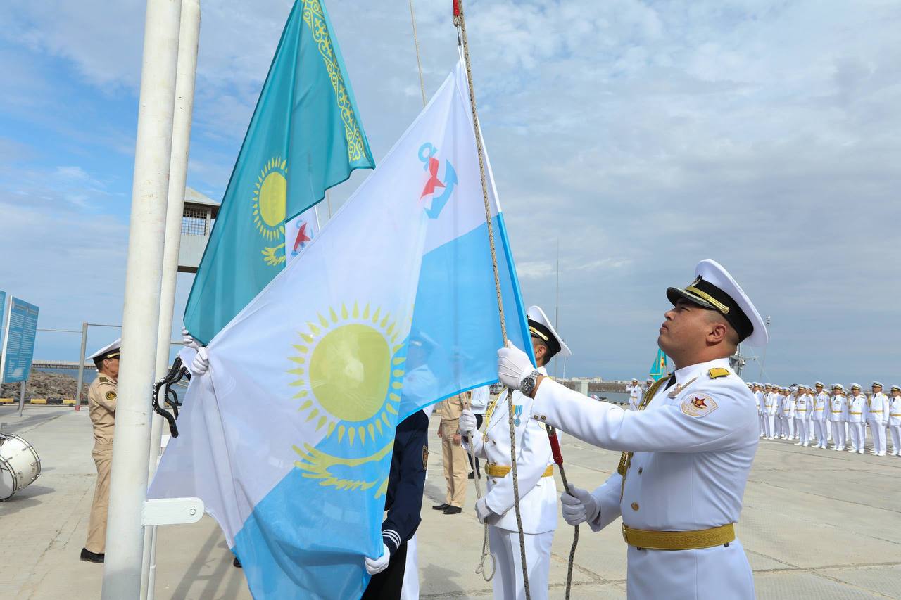 В Мангистау отметили 30-летие поднятие Военно-морского флага: на Каспии прошло торжественное мероприятие