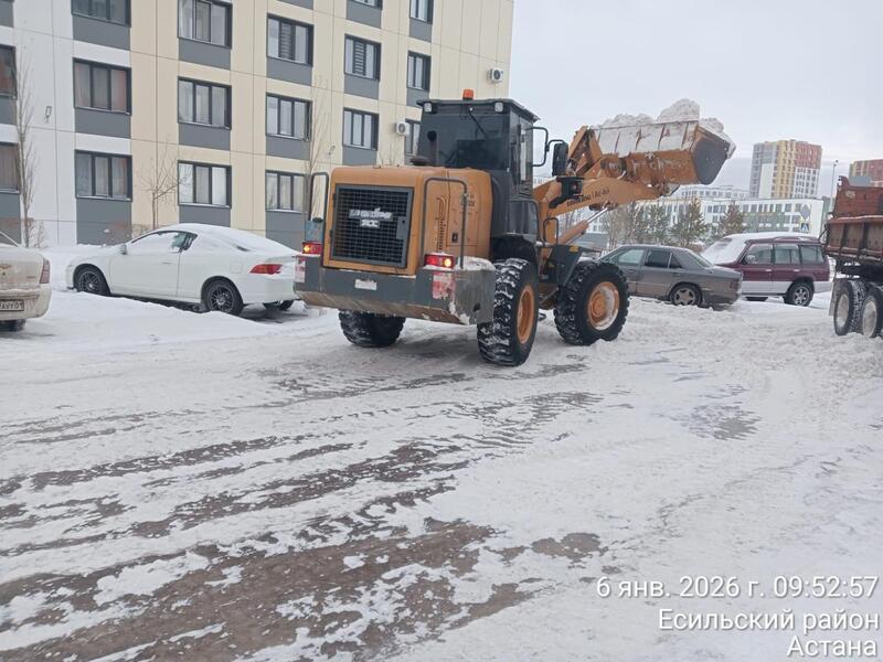 В Астане для очистки города от снега задействовано более 1 800 единиц спецтехники