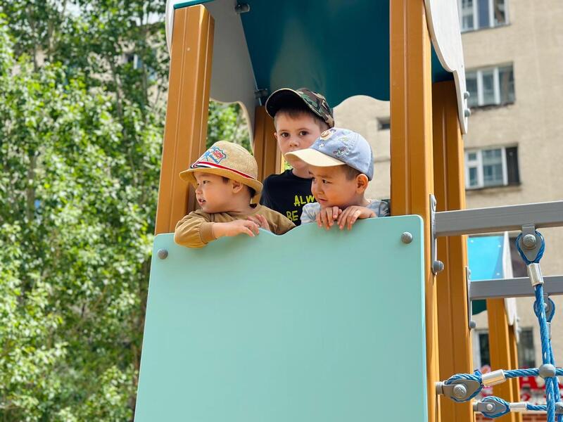 В день защиты детей 10 новых дворов открыли в столичном районе Байконыр