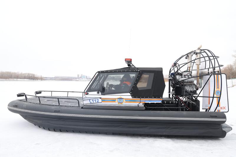 Спасатели МЧС отработали учение по спасению рыбака на льдине