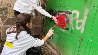 В Астане молодежь закрасила граффити с рекламой наркотиков