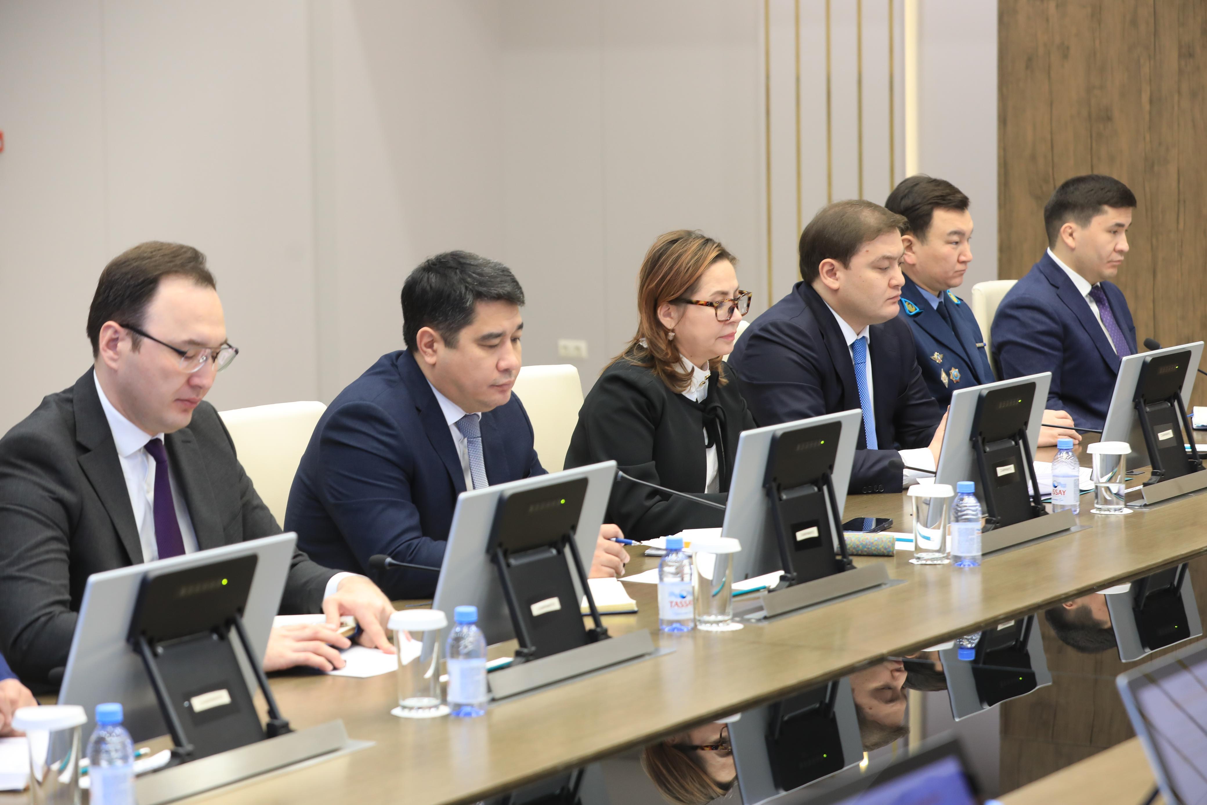 На очередном аппаратном совещании рассмотрены два вопроса