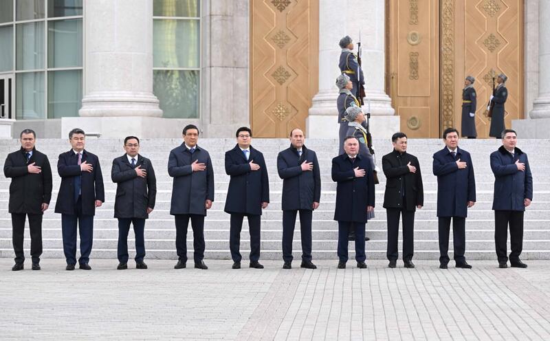 Президент принял участие в церемонии поднятия Государственного флага