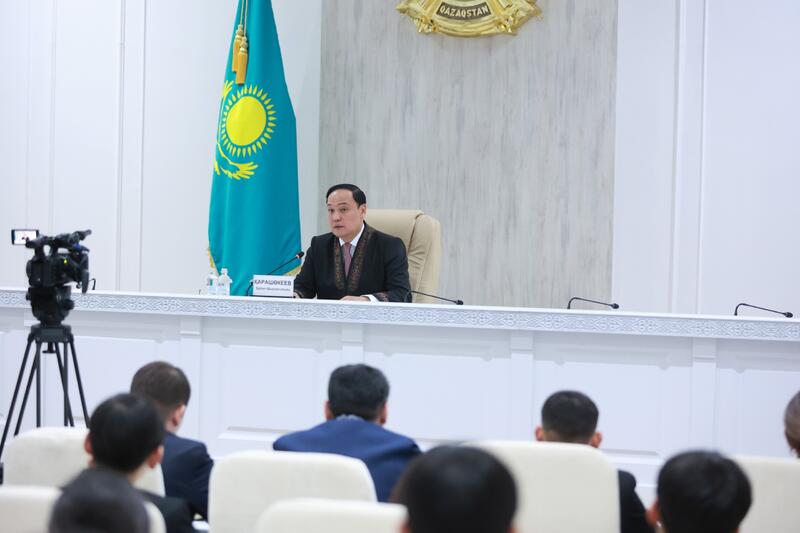 Ербол Карашукеев встретился с финалистами второго сезона «Ой шебері»