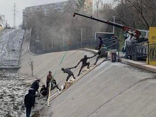 В русле реки Үлкен Алматы установили интерактивный арт-объект