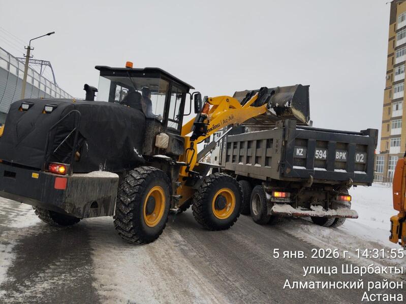 Свыше 3 тысяч рабочих и более 1800 единиц техники: в Астане продолжается круглосуточная очистка от снега