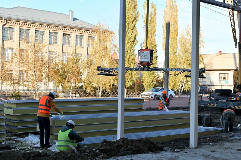 Аким области проконтролировал ход строительства объектов в Семее в рамках акции «Абайға құрмет»