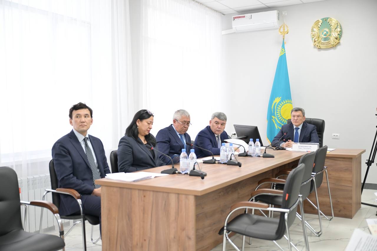 Аким области выслушал обращения граждан на личном приеме