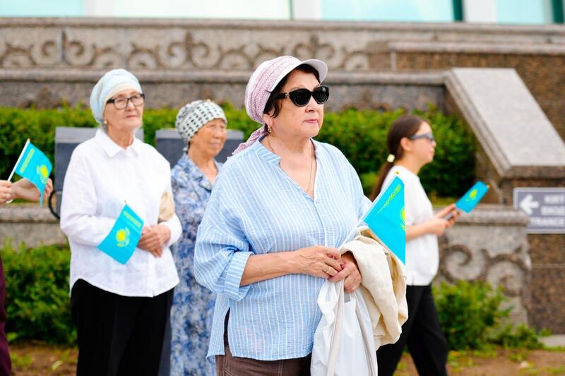 Изображение Флага Казахстана из 3 тысяч кубиков Рубика собрали в Астане