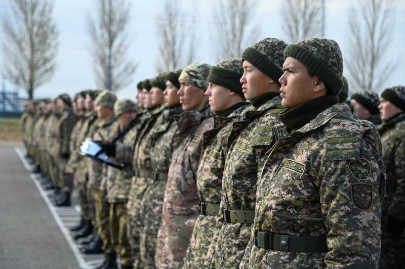 В День Республики в воинских частях прошла церемония поднятия Государственного флага