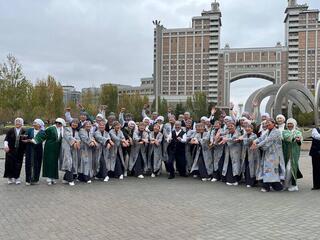 В Астане ко Дню пожилых людей пенсионеры провели флешмоб, исполнив казахский танец