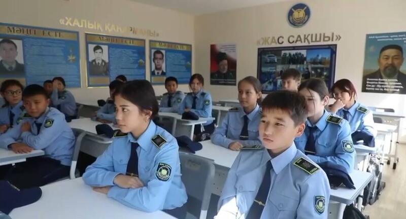 Полицейские провели лекцию для учащихся класса