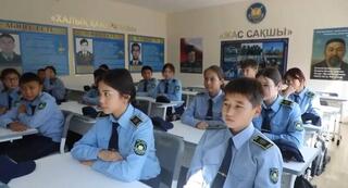 Полицейские провели лекцию для учащихся класса