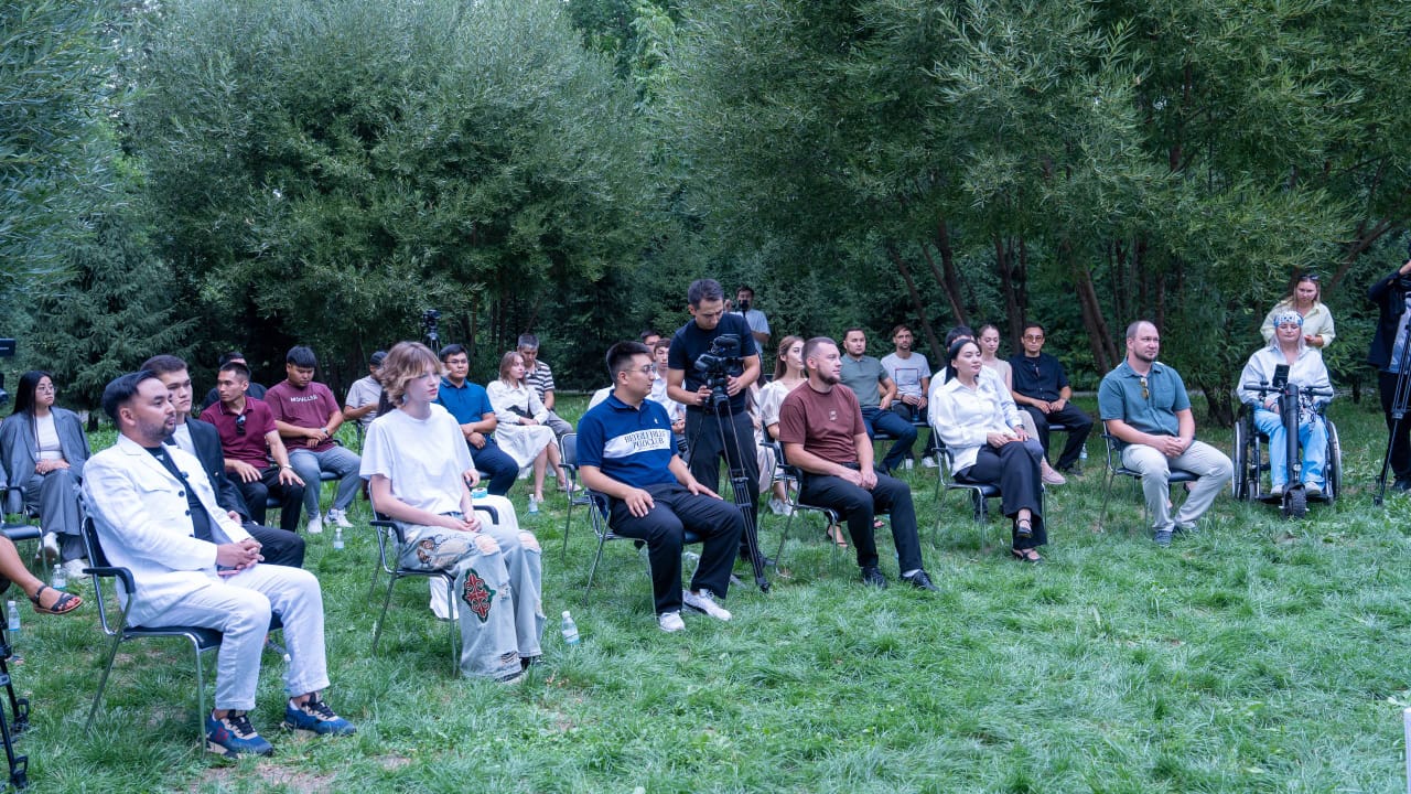 В парке Усть-Каменогорска аким ВКО поздравил молодежь с Международным днём молодежи