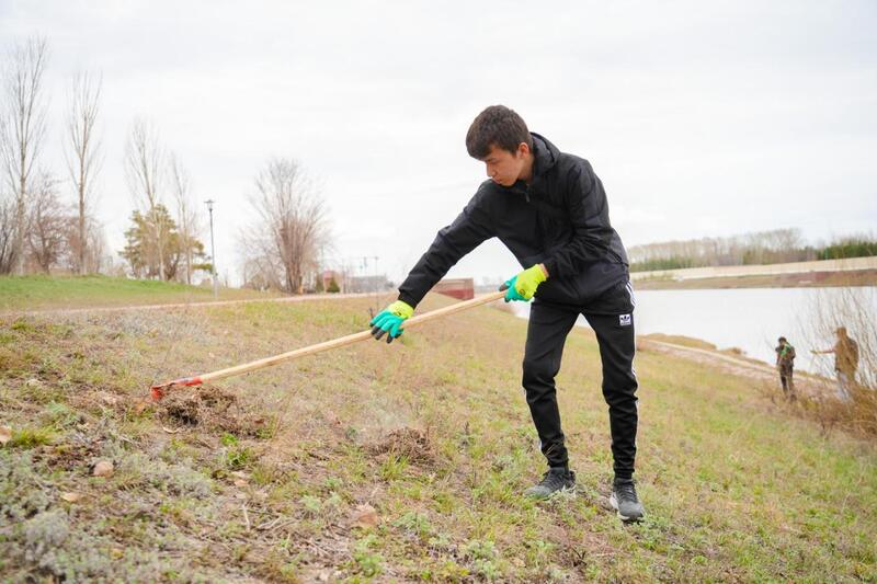 «Таза Қазақстан»: столичная молодежь провела экоакцию на набережной Есиля