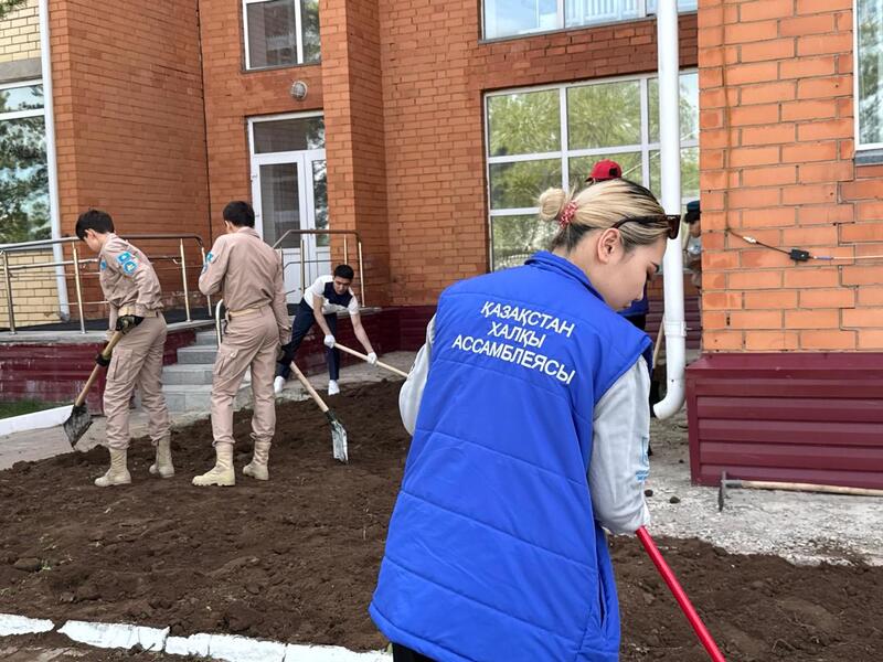 Молодёжь Астаны очистила территорию центра «Шарапат» и поддержала экологическую акцию
