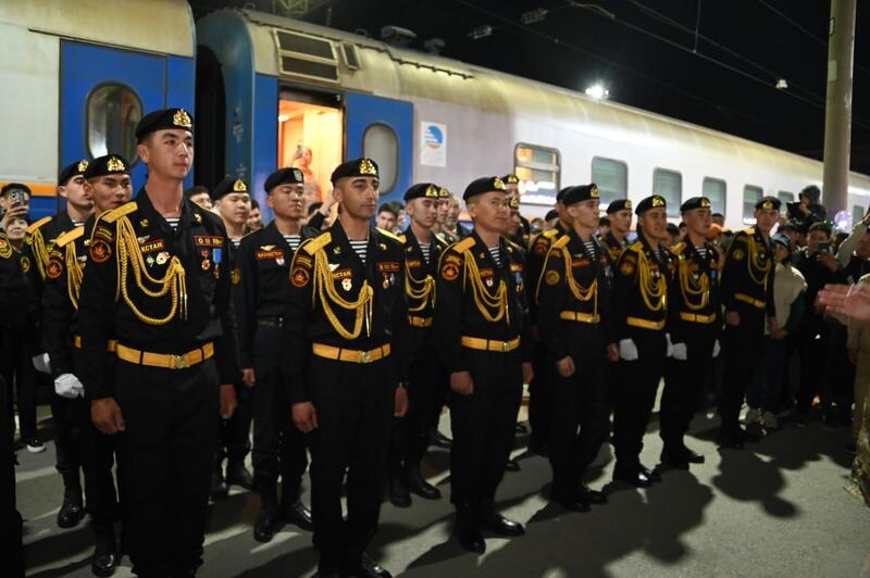 В Шымкенте торжественно встретили морских пехотинцев, служивших в Актау