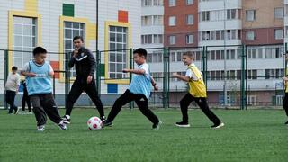 Проект ALGA!: в карагандинских школах прошли первые уроки футбола