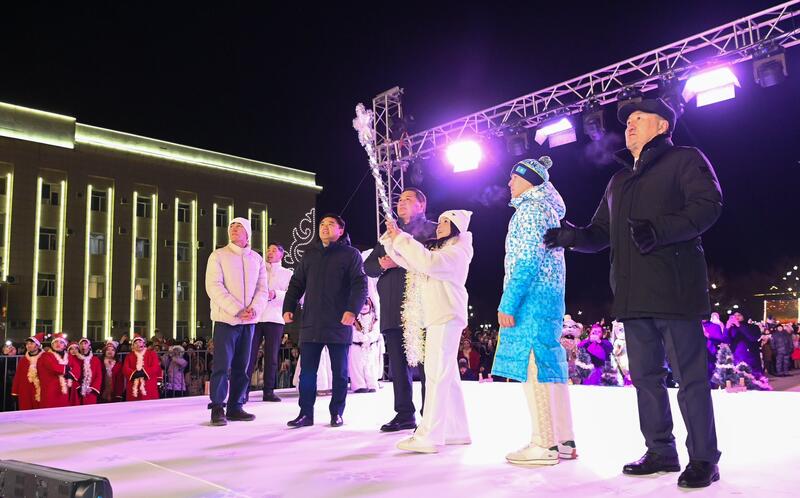 Зажглась новогодняя елка