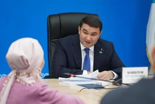 АКИМ ТУРКЕСТАНСКОЙ ОБЛАСТИ ПРОВЕЛ 7-ЧАСОВУЮ ВСТРЕЧУ С НАСЕЛЕНИЕМ И ВЫСЛУШАЛ ОБРАЩЕНИЯ ГРАЖДАН