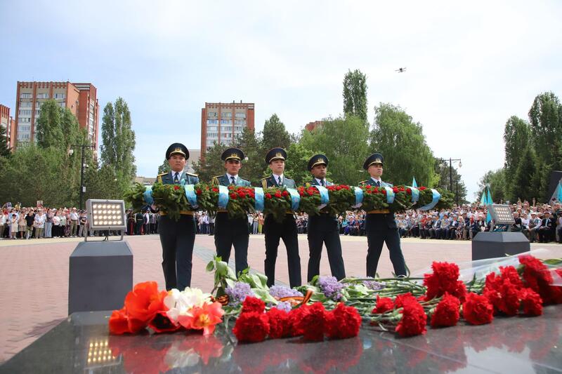 В Усть-Каменогорске у мемориала «Победа» прошла торжественная церемония возложения цветов