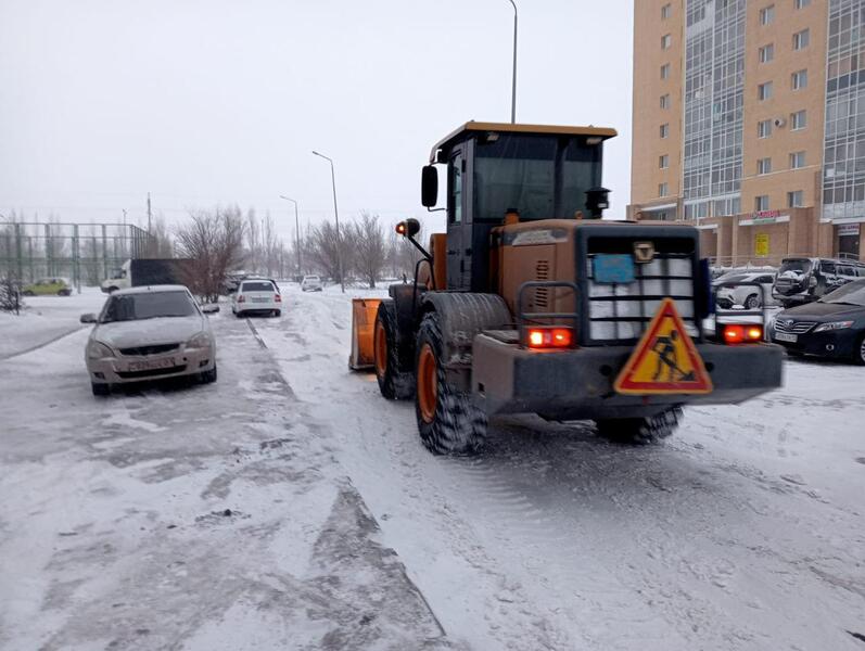 Около двух тысяч единиц спецтехники вывели на уборку снега в Астане