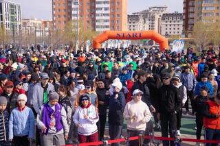 «Таза Қазақстан»: около 1200 человек приняли участие в акции по уборке территории на открытии бегового сезона в Астане