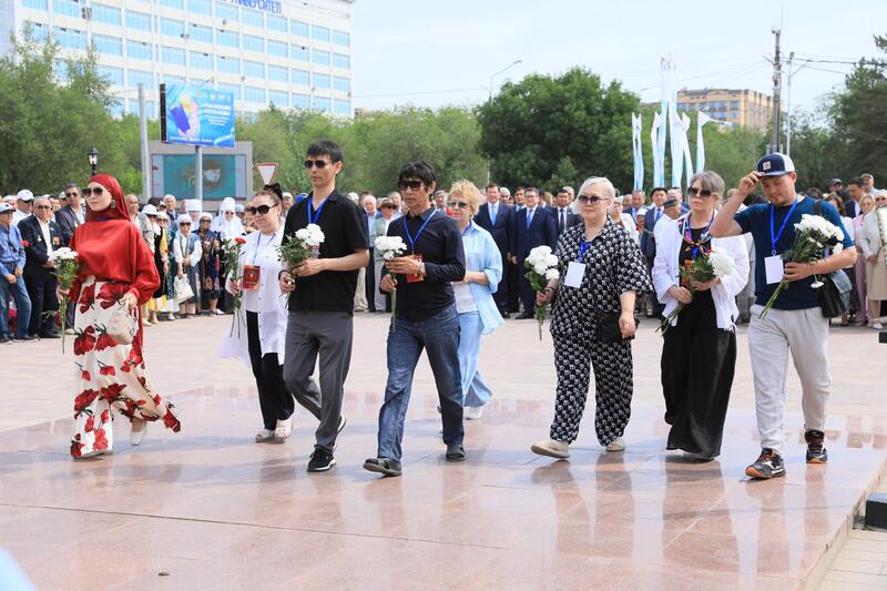 В Актобе почтили память Героя Советского Союза Алии Молдагуловой