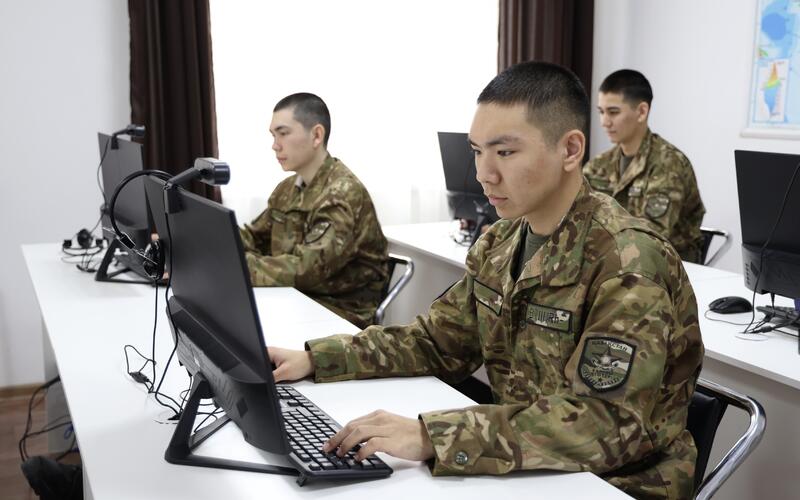 Министр обороны презентовал депутатам Парламента проект Sarbaz+ в Алматы