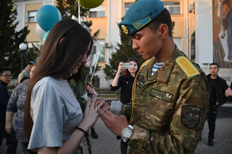 Встреча защитников Родины: на перроне десантник сделал предложение руки и сердца