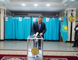 Аким Акмолинской области Марат Ахметжанов принял участие в республиканском референдуме