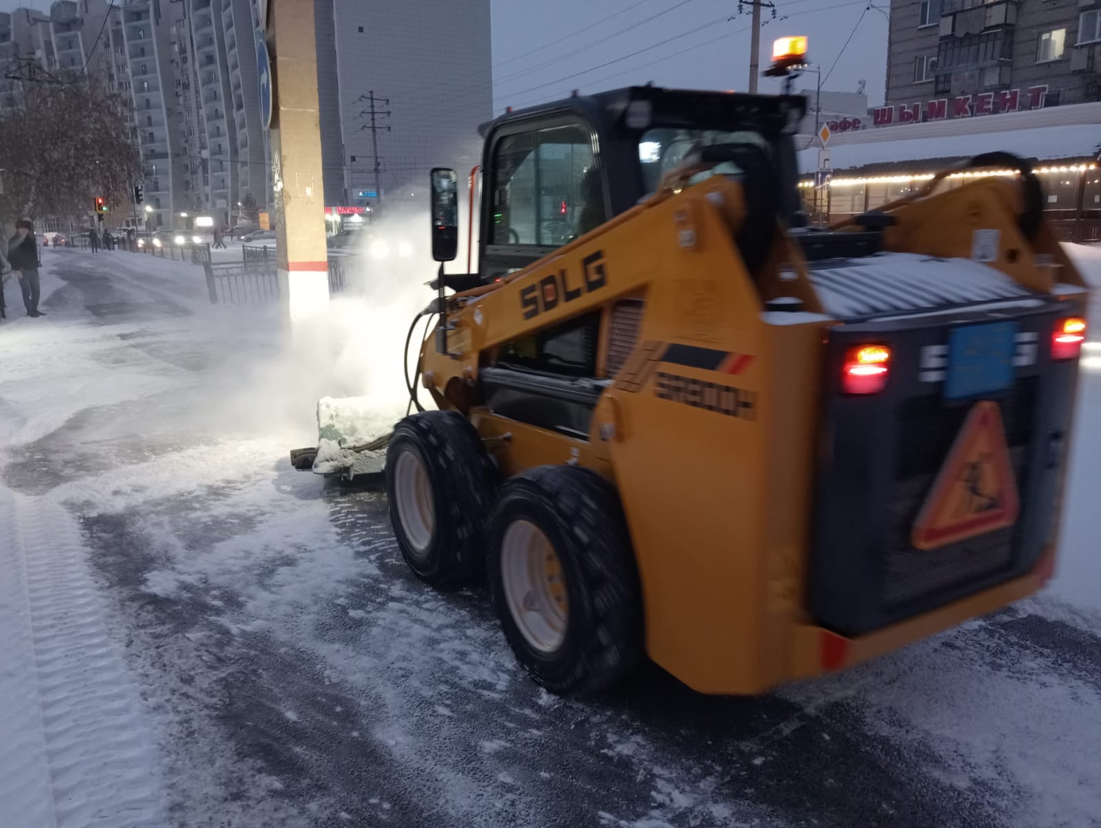 В Астане продолжается уборка снега: задействованы почти 1 300 единиц спецтехники