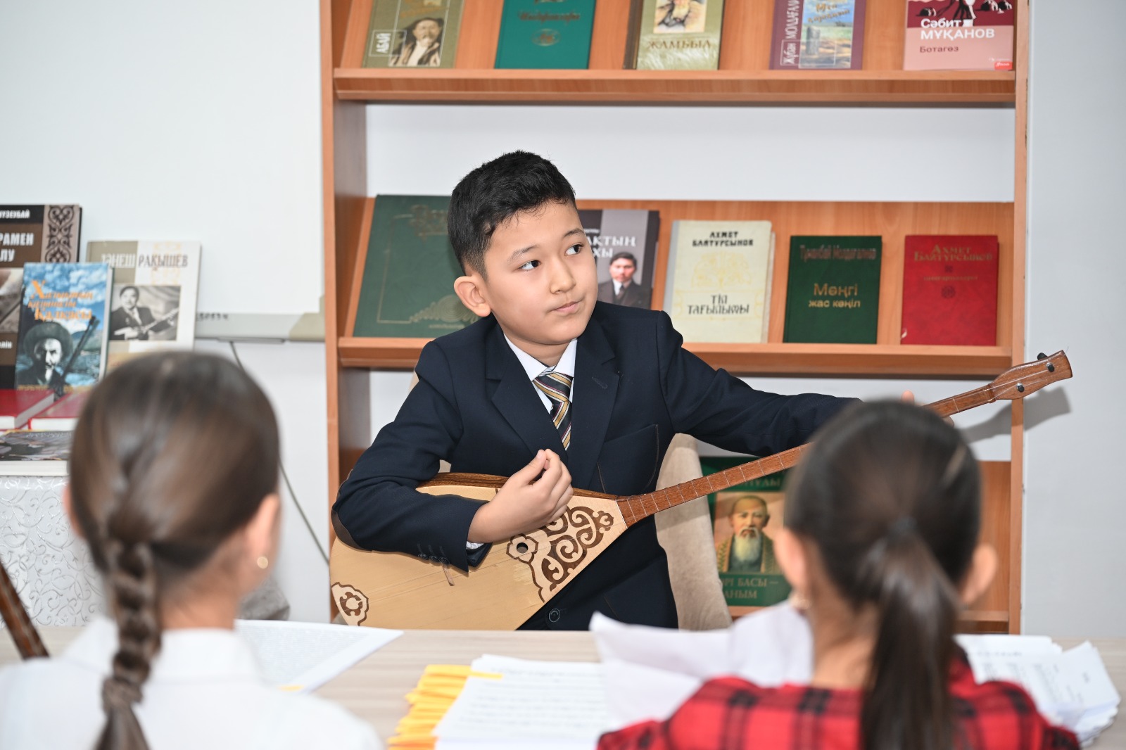 Аким города Ернат Бәзіл встретился с коллективом музыкального колледжа имени К. Байсеитова