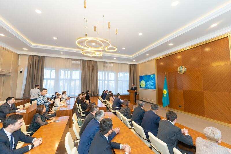 Аким Восточно-Казахстанской области Ермек Кошербаев поздравил группу работников с Днем Национальной валюты.