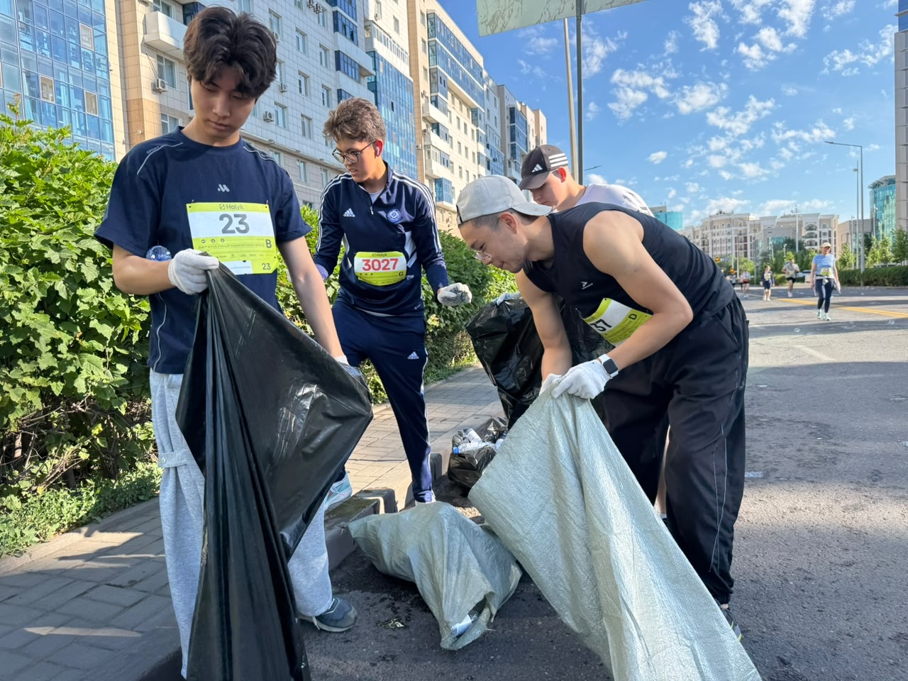 Участники Astana Half Marathon провели плоггинг в поддержку акции «Таза Қазақстан»