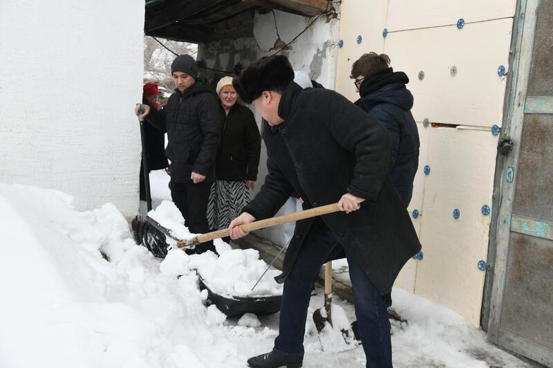 Активисты столичного Дома дружбы убрали снег во дворах пенсионеров