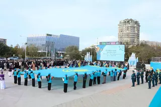 В Актау состоялась церемония поднятия Государственного флага в честь Дня Республики