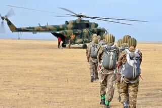 В Конаевском гарнизоне 150 солдат-десантников совершили прыжки с парашютом