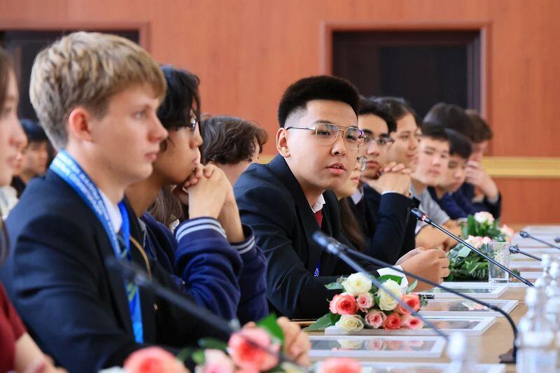 Ермаганбет Булекпаев встретился с лучшими школьниками Карагандинской области