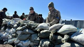 Военные оказывают всестороннюю поддержку населению пострадавших от наводнения регионов